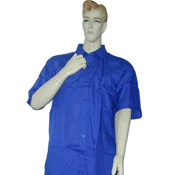 Camisa de tergal con manga corta y dos bolsillos con tapetas